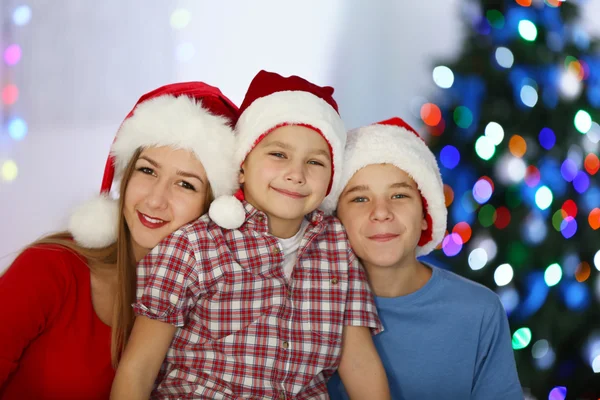 Щасливі діти в різдвяній кімнаті — стокове фото