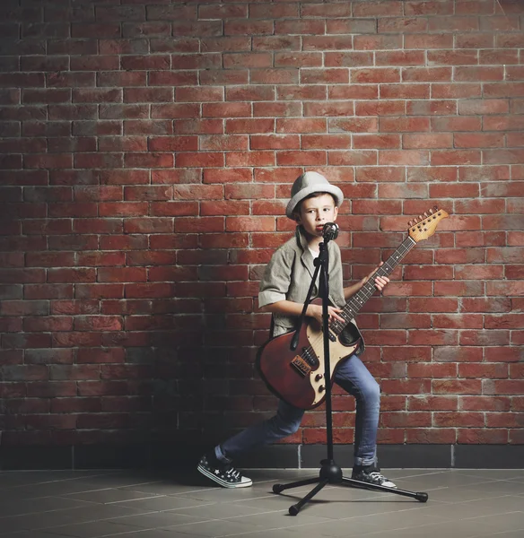 Garçon jouer de la guitare — Photo