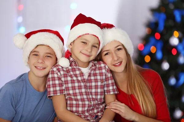 Crianças felizes na sala de Natal — Fotografia de Stock