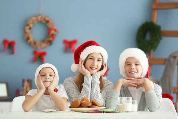 Bambini felici nella stanza di Natale — Foto Stock