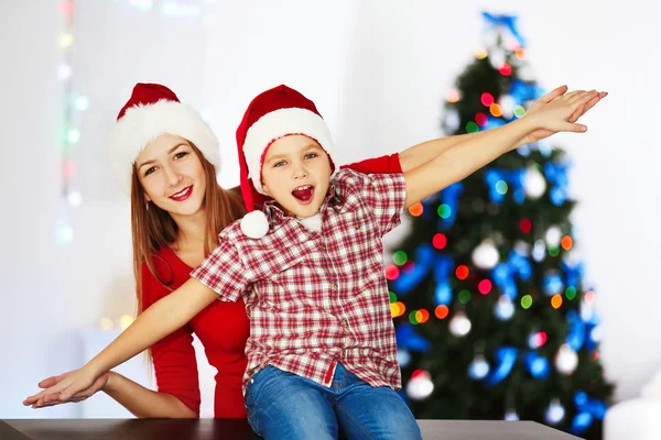 Femme Garçon Jouant Dans Salle Noël Décorée — Photo