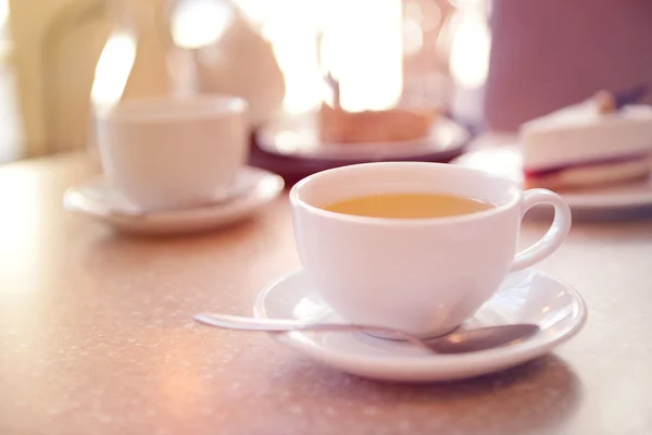 Чашка чаю на столі крупним планом — стокове фото