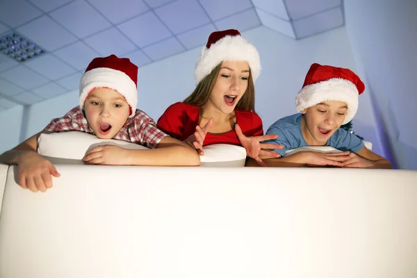 Ευτυχισμένα παιδιά στο δωμάτιο Χριστούγεννα — Φωτογραφία Αρχείου