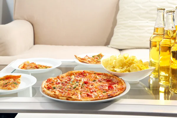 Tabel thuis met pizza en dranken voor vrienden — Stockfoto
