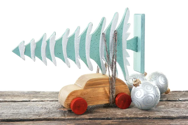 Coche de juguete con árbol de Navidad y juguetes — Foto de Stock