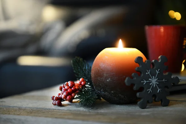 Bougie allumée sur table en bois — Photo