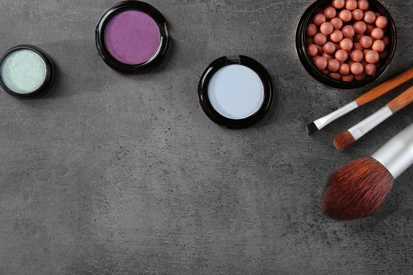 Pinceles de maquillaje y cosméticos — Foto de Stock