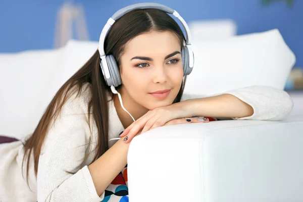 Mujer con auriculares escuchando música —  Fotos de Stock