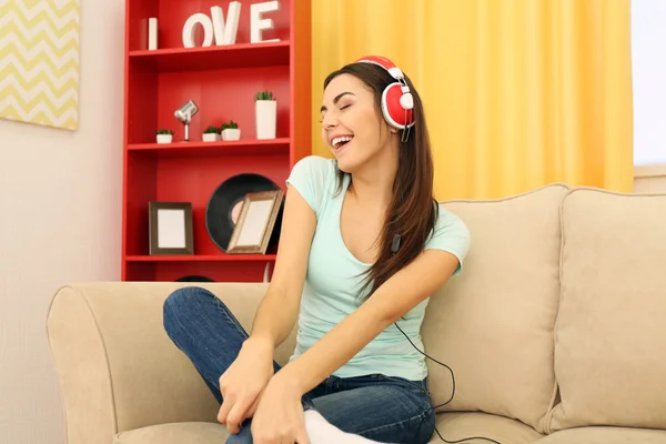 Mulher com fones de ouvido ouvindo música — Fotografia de Stock