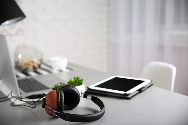 Headphone di meja abu-abu — Stok Foto