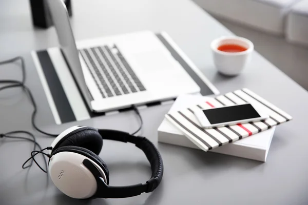 Hoofdtelefoon op grijze tafel — Stockfoto