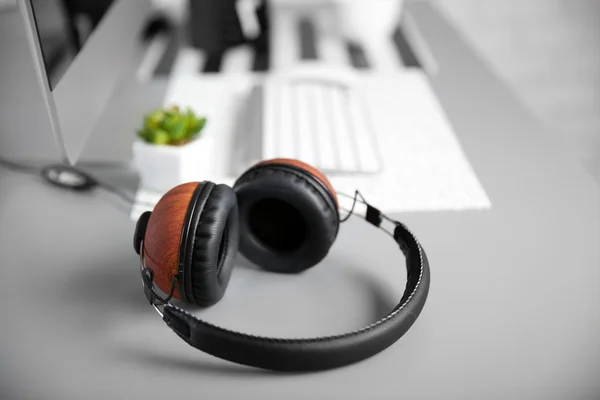 Headphone di meja abu-abu — Stok Foto