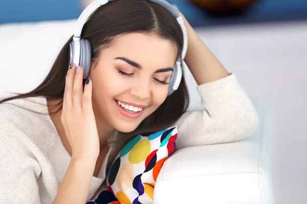 Mulher com fones de ouvido ouvindo música — Fotografia de Stock