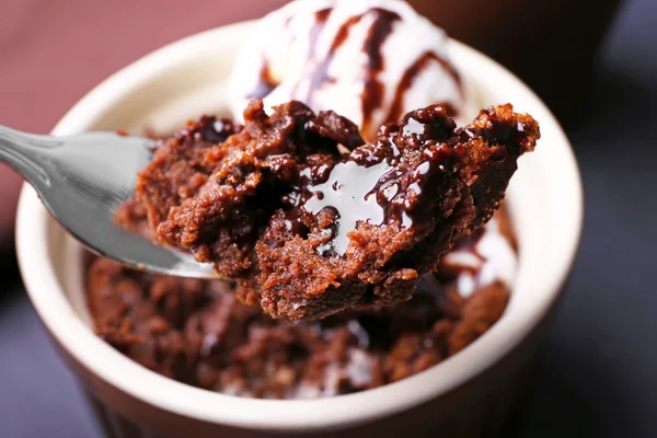 Pastel de lava de chocolate con helado y tenedor, primer plano —  Fotos de Stock