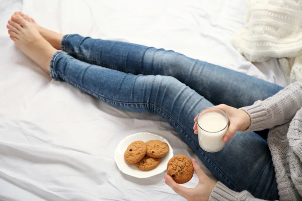 Γυναίκα που πίνει γάλα με μπισκότα — Φωτογραφία Αρχείου