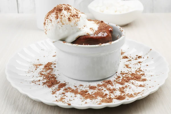 Gâteau de lave au chocolat avec glace sur la table — Photo