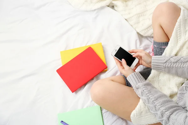 Frau benutzte Handy — Stockfoto