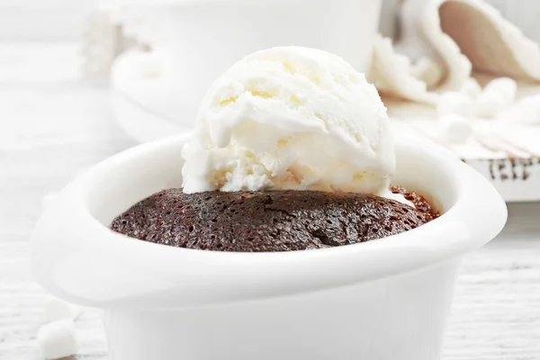 Pastel de lava de chocolate con helado en un tazón, primer plano — Foto de Stock