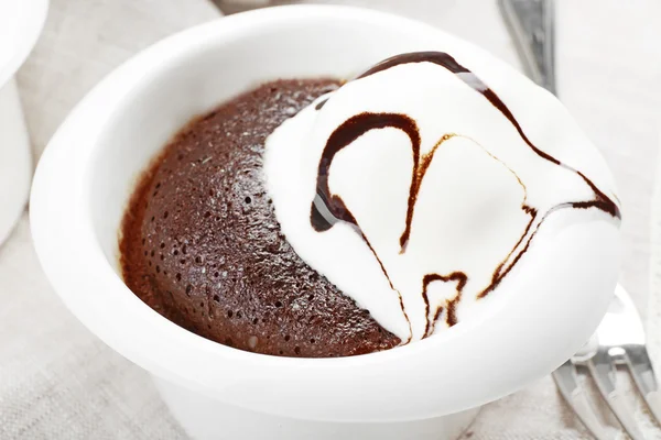 Gâteau de lave au chocolat avec glace, gros plan — Photo