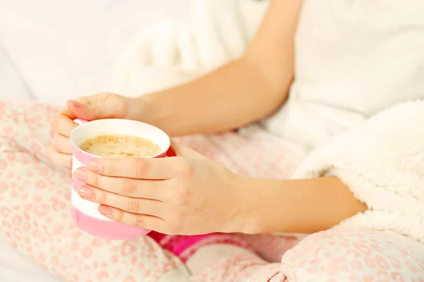 Mujer en pijama sosteniendo taza de café —  Fotos de Stock