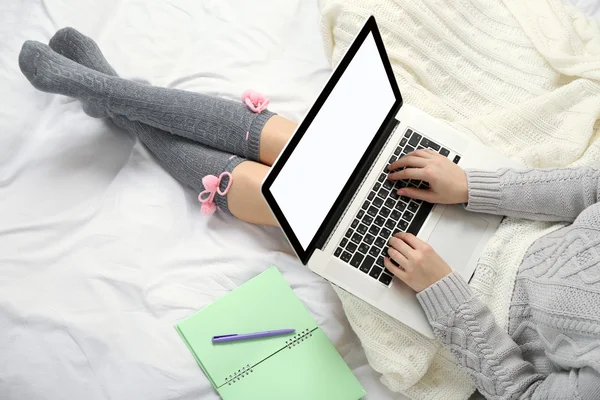 Mujer usando portátil — Foto de Stock