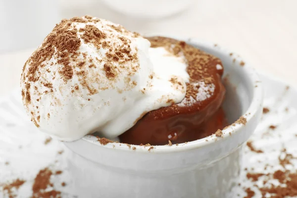 Bolo de lava de chocolate com sorvete na mesa, close-up — Fotografia de Stock