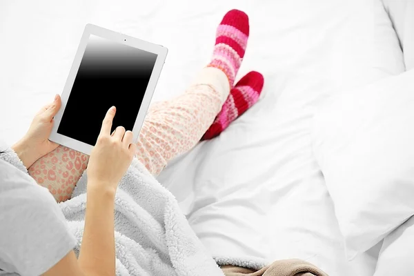 Mujer en pijama usando una tableta — Foto de Stock