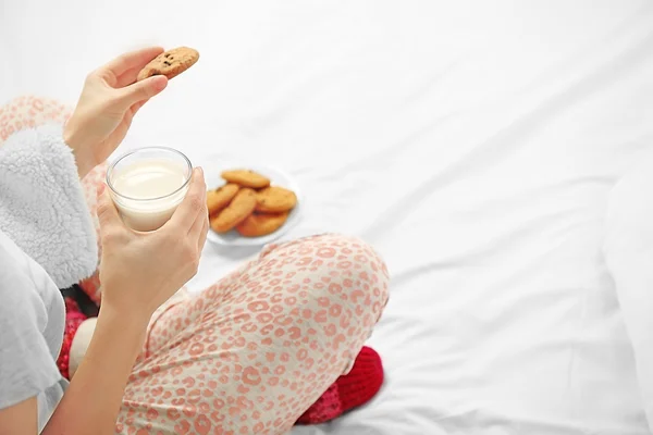 Mujer en pijama bebiendo leche —  Fotos de Stock