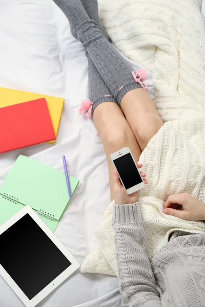 Kvinna med hjälp av tablet och mobiltelefon — Stockfoto