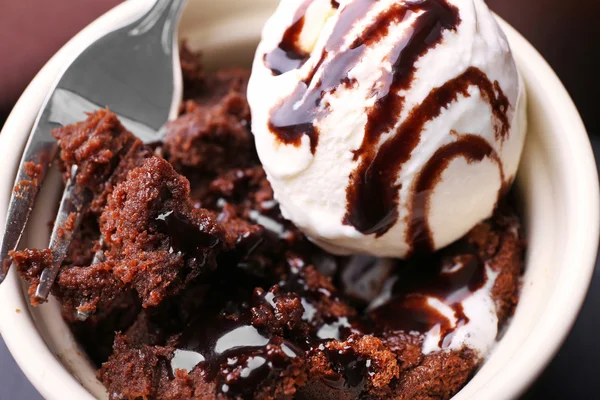 Teplý čokoládový dortík s led krém a vidličkou, close-up — Stock fotografie