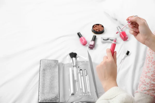 Mujer aplicando maquillaje — Foto de Stock