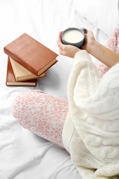 Vrouw in pyjama met boeken — Stockfoto
