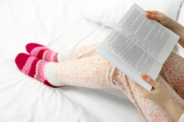 Mulher de pijama livro de leitura — Fotografia de Stock