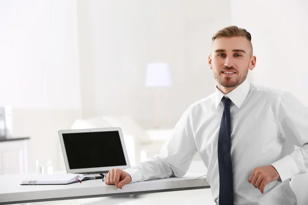 Zakenman werkt met laptop Stockfoto