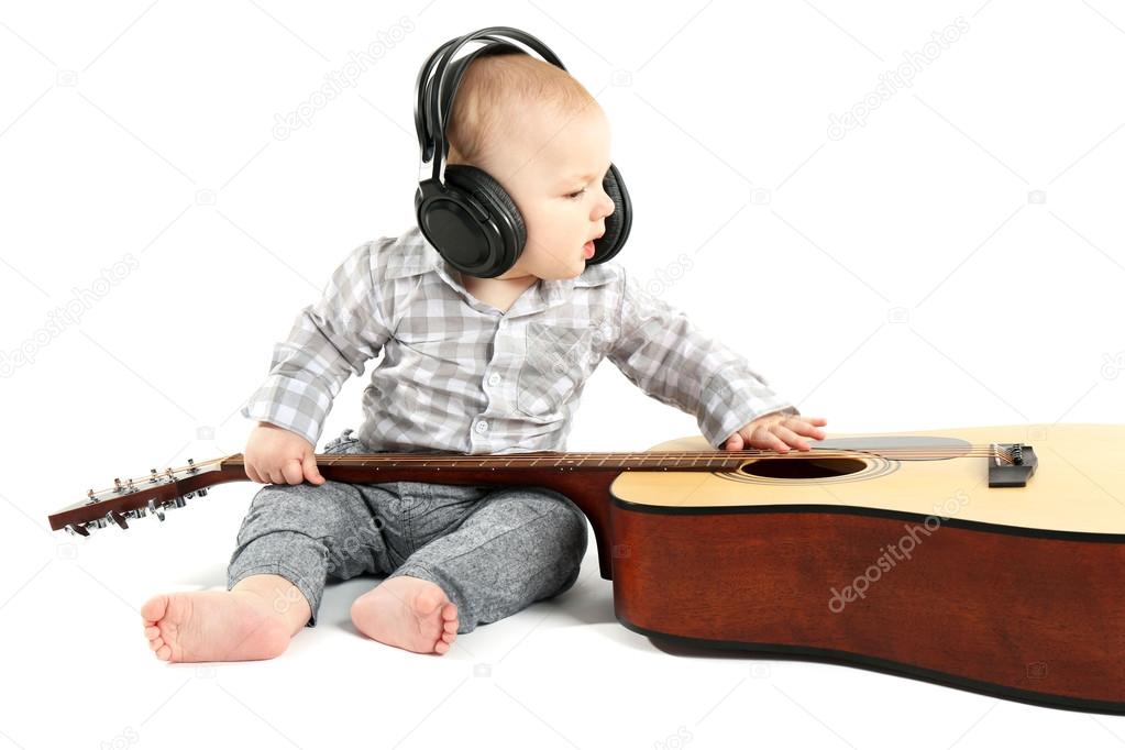 Bebe Mignon Avec Guitare Et Ecouteurs Image Libre De Droit Par Belchonock C Bebe Mignon Avec Guitare Et Ecouteurs Image Libre De Droit Par Belchonock C