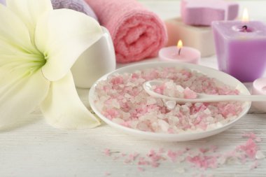 Beyaz ahşap zemin üzerine spa kompozisyonu