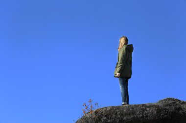 Dağın tepesindeki kadın
