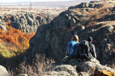 Erkek ve kadın dağın tepesinde