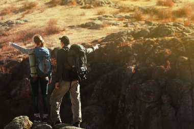 Erkek ve kadın dağın tepesinde