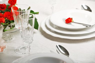 Restoran, closeup çiçeklerle tablo hizmet