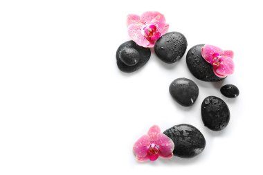 Siyah spa taşlar ve orkide