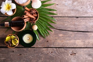 Ahşap masa palmiye yaprağı güzel spa ayarı