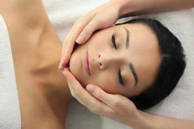 Genç bir kadın kaplıca tedavisi görüyor.