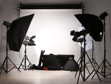 Işık ekipmanlı fotoğraf stüdyosu
