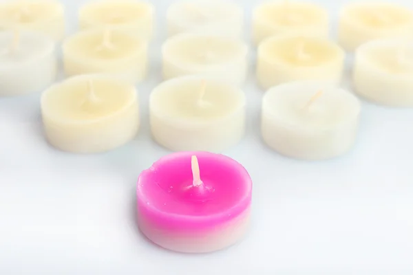 Розовые и белые маленькие свечи, изолированные на белом — стоковое фото