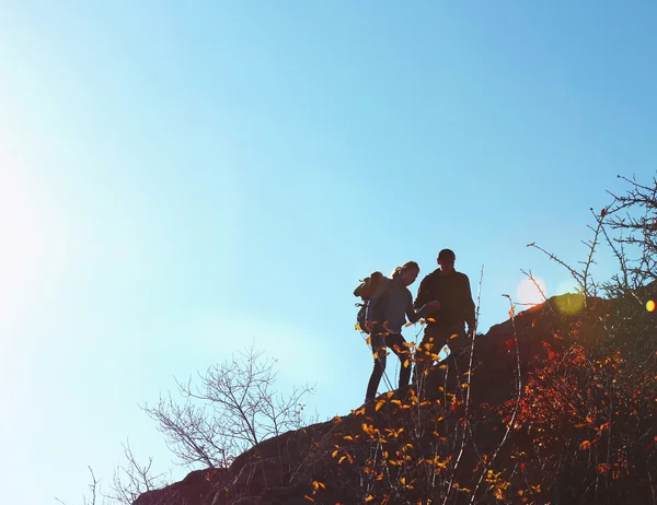 Man och kvinna klättra berget — Stockfoto