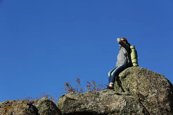 Mujer Sentada Cima Montaña — Foto de Stock