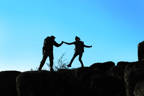 Mann und Frau auf dem Gipfel des Berges — Stockfoto