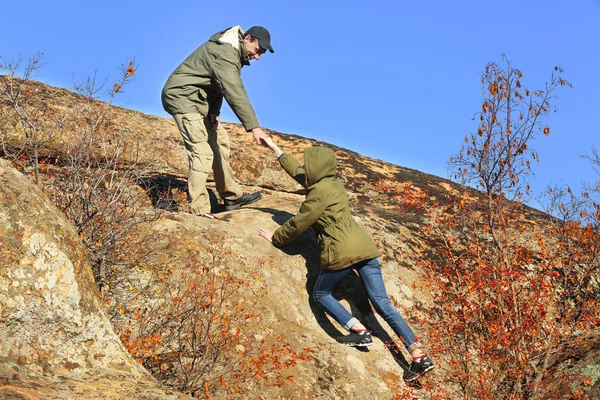 Мужчина и женщина взбираются на гору — стоковое фото