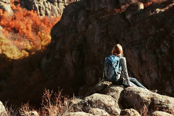 Γυναίκα Που Κάθεται Στην Κορυφή Του Βουνού — Φωτογραφία Αρχείου